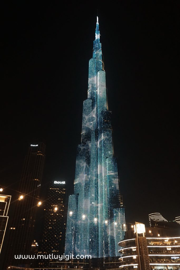 Burj Khalifa gökdeleni gece ışıklarıyla